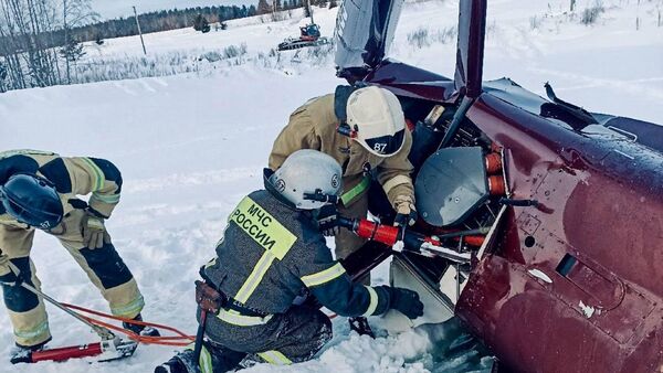 Спасатели на месте падения частного вертолета на территории горнолыжного курорта Ашатли Парк (7 января 2026). Печмень - Sputnik Армения