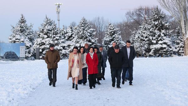 Министр ОНКС Жанна Андреасян посетила Мемориальный комплекс Цицернакаберд (30 декабря 2025). Еревaн - Sputnik Армения