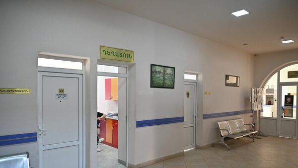 Поликлиника им. Карлена Есаяна в Еревaне - Sputnik Армения