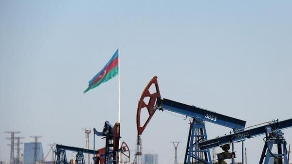 Добыча нефти в пригороде Баку. - Sputnik Армения