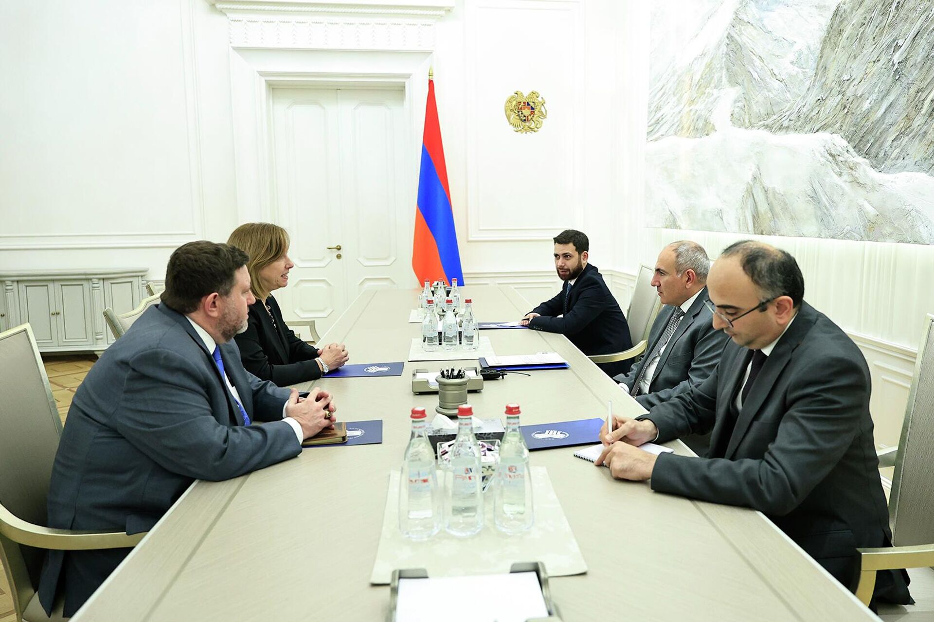 Премьер-министр Никол Пашинян принял Чрезвычайного и Полномочного посла США в Армении Кристину Куинн, завершающую свою дипломатическую миссию в нашей стране (7 января 2026). Еревaн - Sputnik Армения, 1920, 07.01.2026