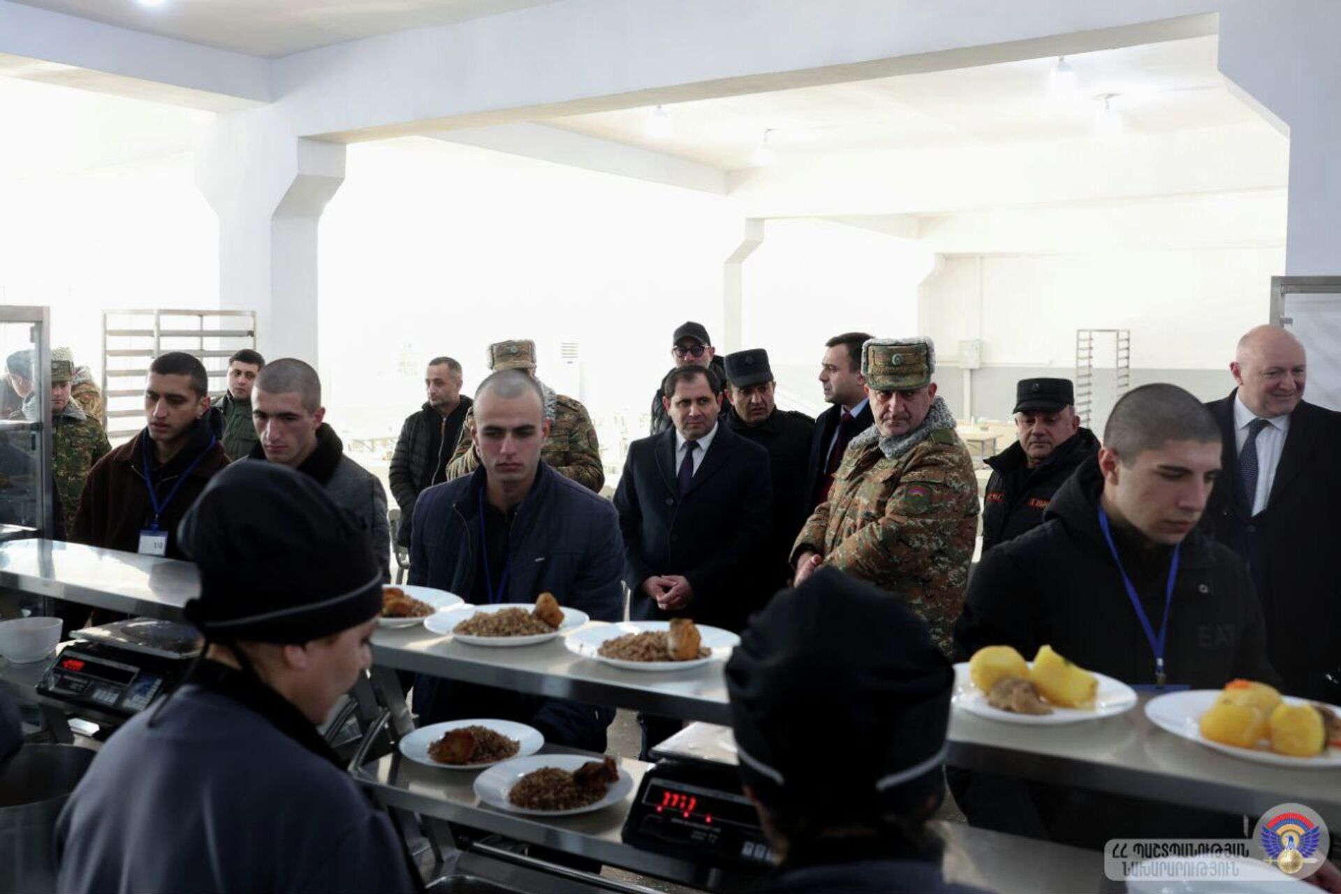 По случаю начала зимнего призыва министр обороны Сурен Папикян посетил центральный сборочный пункт Министерства обороны (7 января 2026). Еревaн - Sputnik Արմենիա, 1920, 07.01.2026