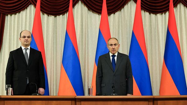 Նիկոլ Փաշինյանն ու Անդրանիկ Սիմոնյանը ԱԱԾ աշխատողի օրվան նվիրված միջոցառմանը - Sputnik Արմենիա