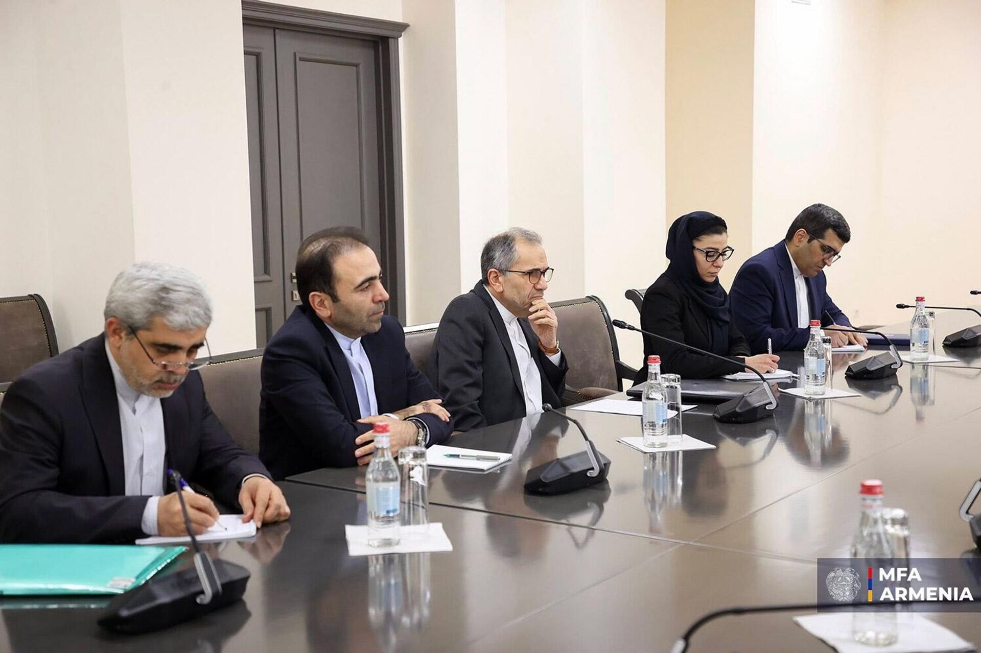 Министр иностранных дел Арарат Мирзоян принял замминистра иностранных дел Ирана Маджида Тахта Раванчи (8 января 2026). Еревaн - Sputnik Армения, 1920, 08.01.2026