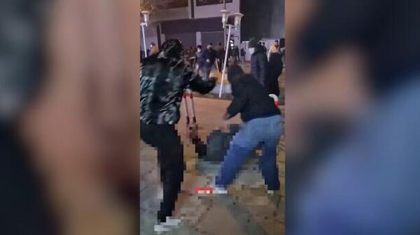 В Тегеране пожары в центре города, протестующие жгут машины, мотоциклы и баррикады - Sputnik Армения