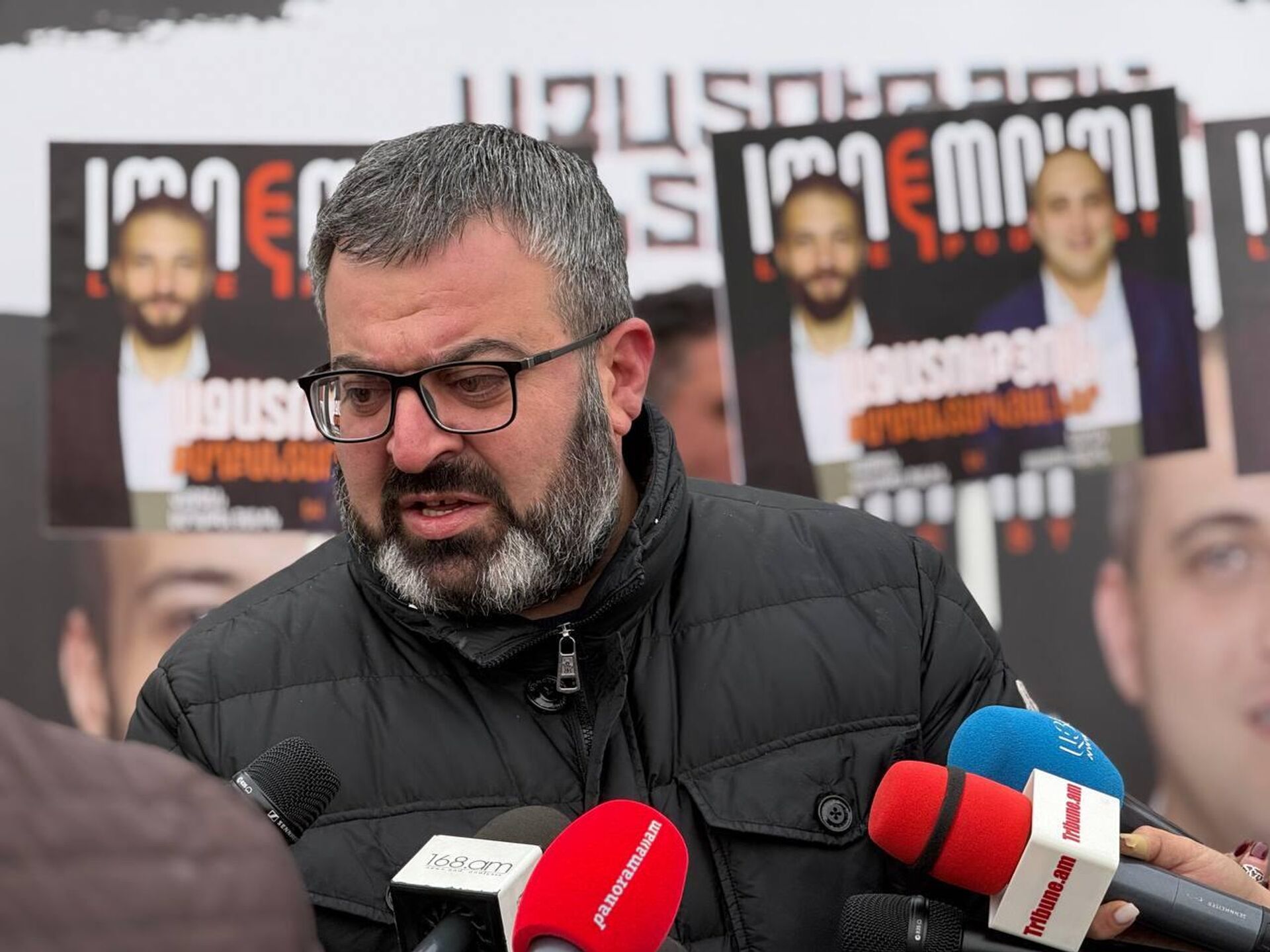 Гарник Даниелян отвечает на вопросы журналистов у здания суда (9 января 2026). Еревaн - Sputnik Армения, 1920, 09.01.2026