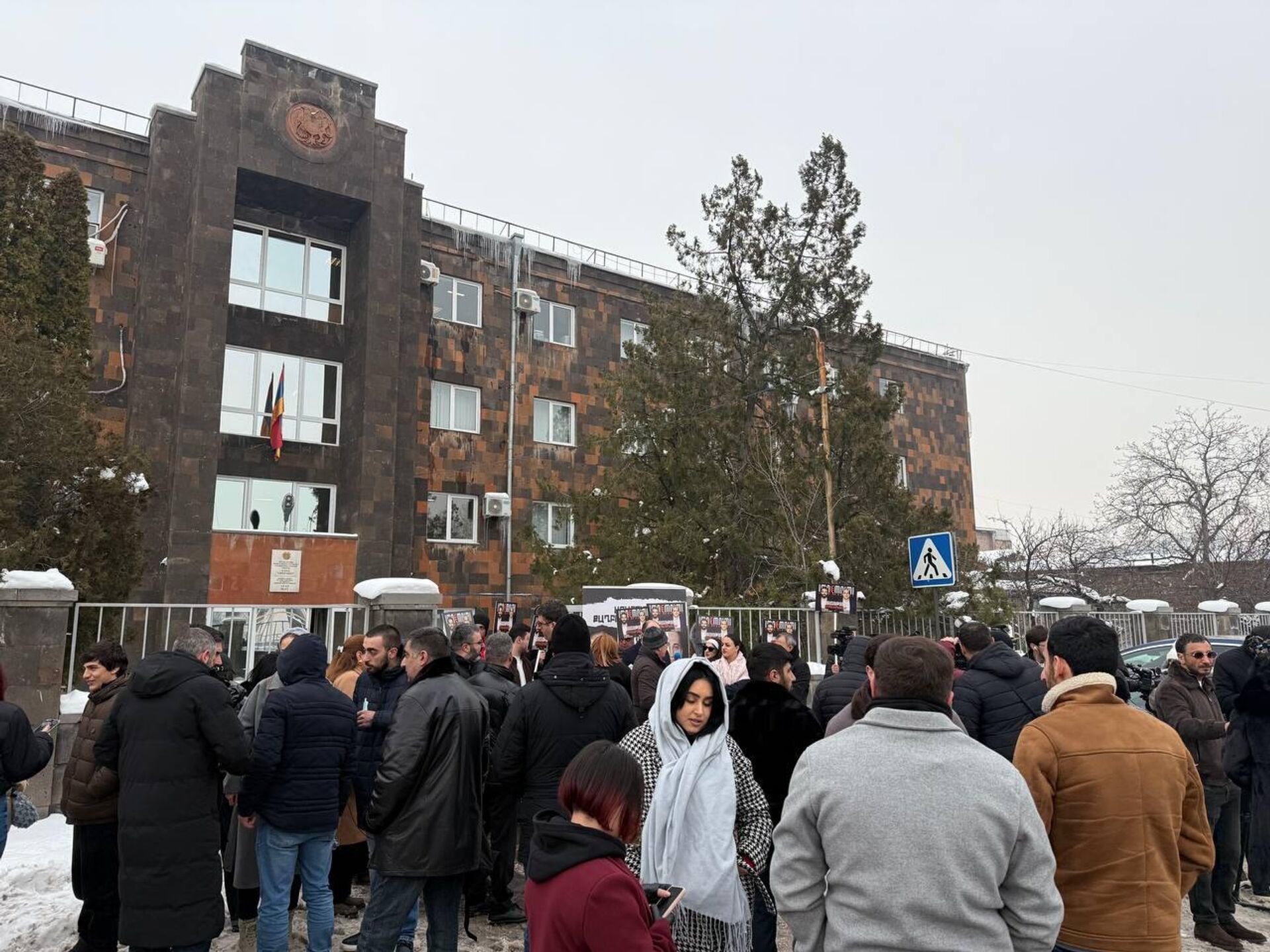 Люди у здания суда, где состоится первое судебное заседание по уголовному делу Имнимним-2 в отношении Нарека Самсоняна и Вазгена Сагателяна (9 января 2026). Еревaн - Sputnik Армения, 1920, 09.01.2026