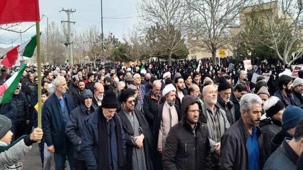 Жители Иранского Зенджана провели массовое общественное шествие в знак протеста против беспорядков (9 января 2026). Иран - Sputnik Армения