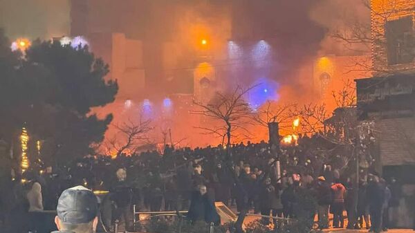 Протестующие подожгли здание муниципалитета Кереджа (10 января 2026). Иран - Sputnik Армения