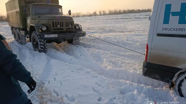 Փրկարարներն օգնում են հանել  արգելափակված մեքենաները - Sputnik Արմենիա