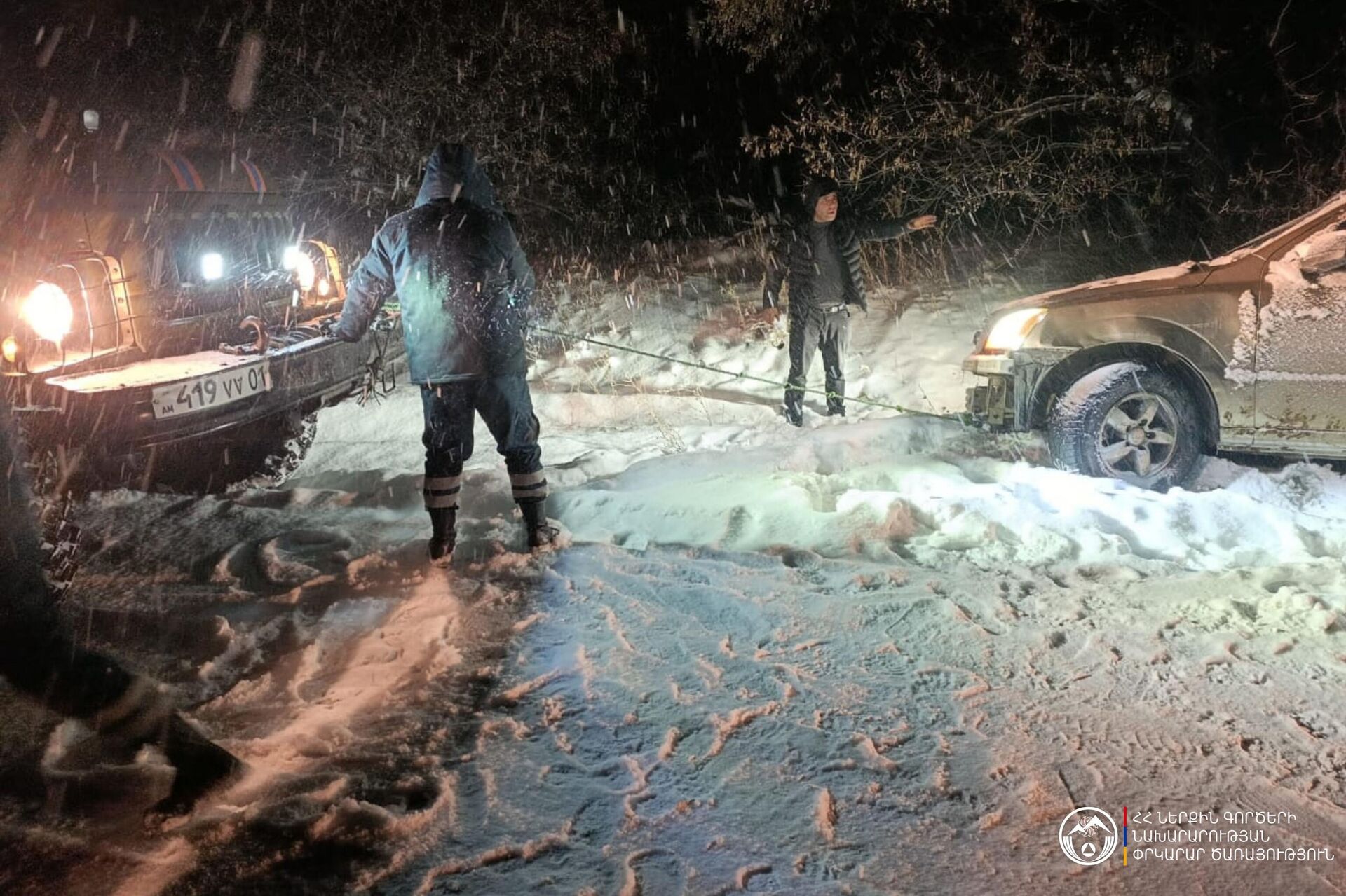 Спасатели помогают водителям заcтрявших в снегу автомобилей - Sputnik Արմենիա, 1920, 10.01.2026