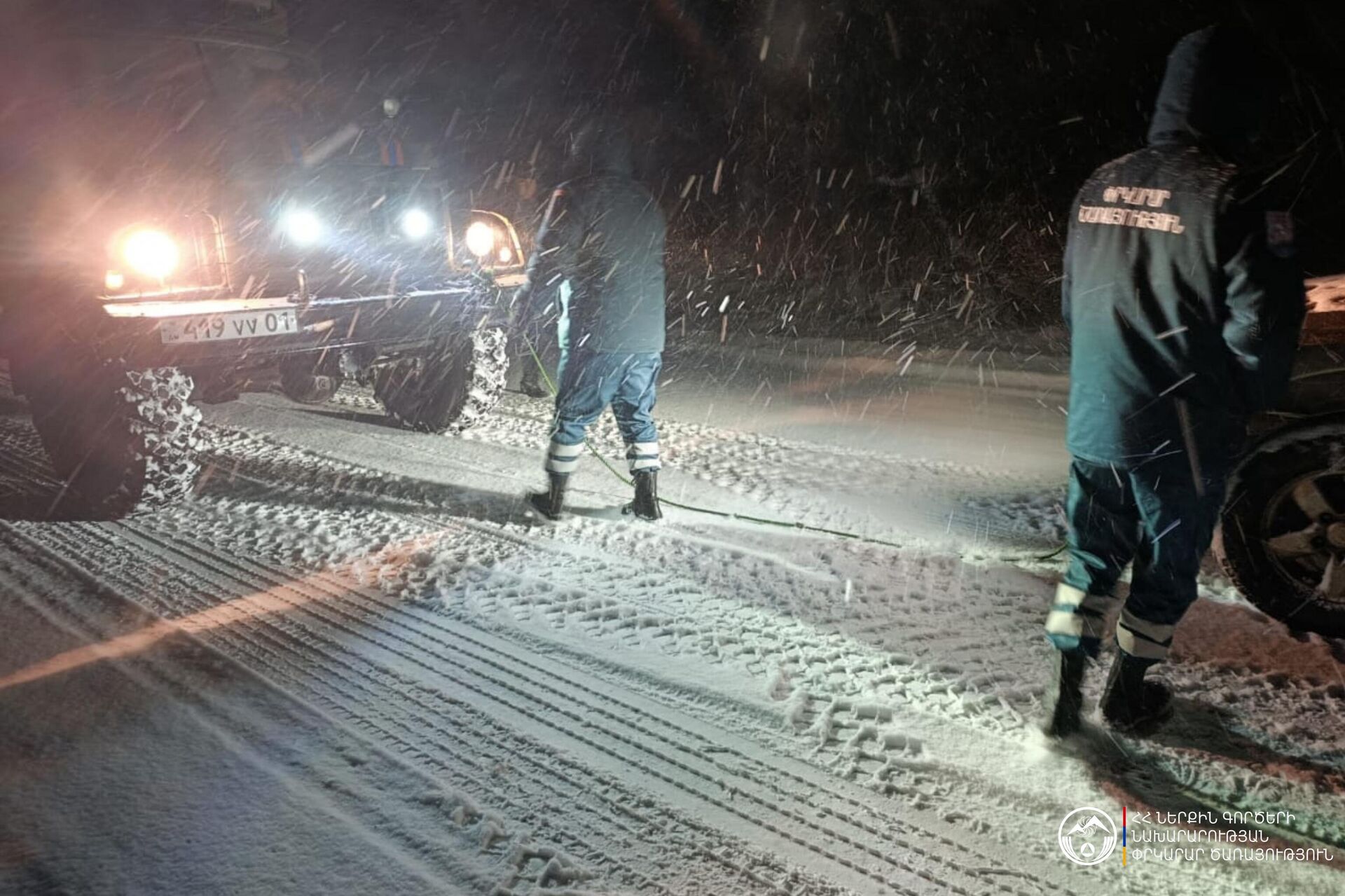 Спасатели помогают водителям заcтрявших в снегу автомобилей - Sputnik Արմենիա, 1920, 10.01.2026