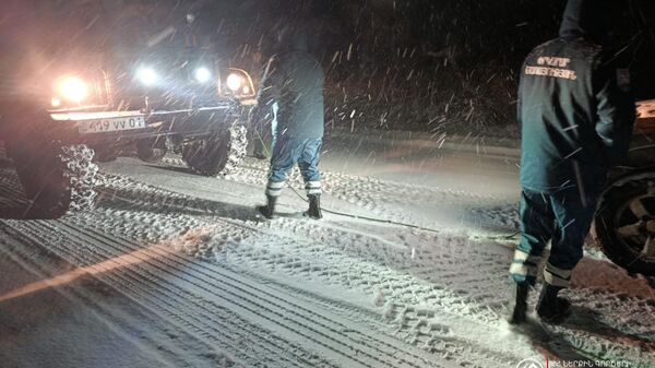 Спасатели помогают водителям заcтрявших в снегу автомобилей - Sputnik Армения