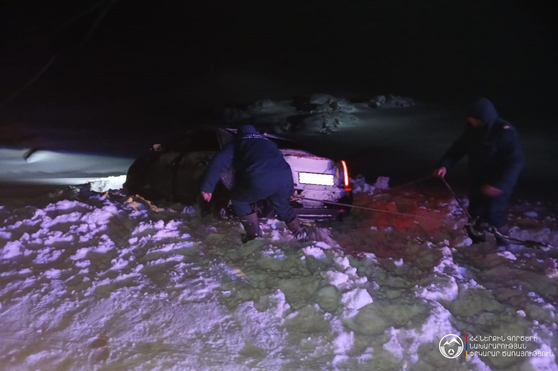 Спасатели помогают водителям заcтрявших в снегу автомобилей - Sputnik Արմենիա, 1920, 10.01.2026