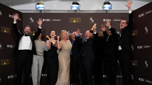 Филип Барантин, Оуэн Купер, Эрин Доэрти, Ханна Уолтерс, Стивен Грэм, Энди Купер, Эшли Уолтерс, Джереми Клейнер и Джек Торн позируют в пресс-зале с наградой за лучший телевизионный мини-сериал, сериал-антологию или полнометражный фильм, снятый для телевидения, за сериал Подростковый возраст во время 83-й церемонии вручения премии Золотой глобус (11 января 2026). Беверли-Хиллз, Калифорния - Sputnik Армения