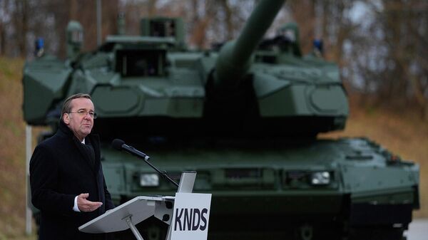 Министр обороны Германии Борис Писториус выступает перед новым основным боевым танком Leopard 2A8 во время презентации (19 ноября 2025). Мюнхен - Sputnik Армения