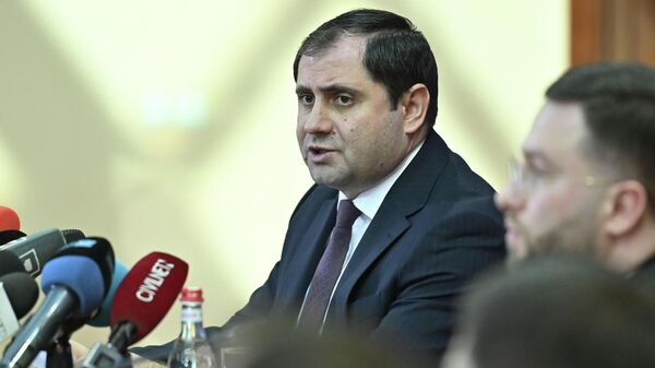 Министр обороны Сурен Папикян во время пресс-конференции (13 января 2026). Еревaн - Sputnik Армения