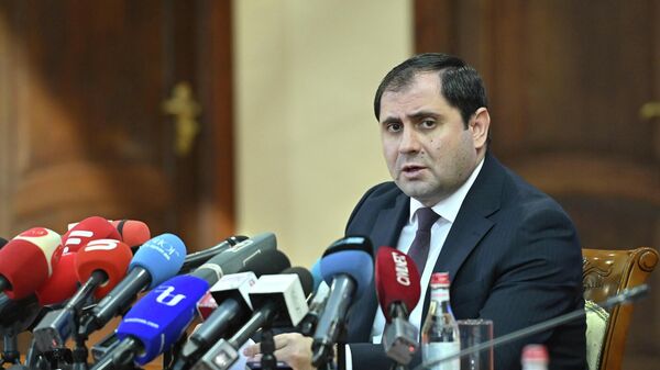 Министр обороны Сурен Папикян во время пресс-конференции (13 января 2026). Еревaн - Sputnik Армения
