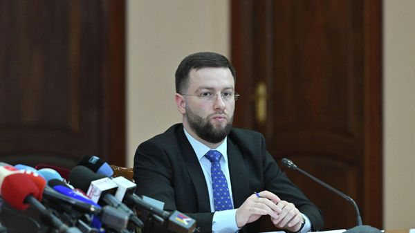 Пресс-секретарь Министерства обороны Арам Торосян во время пресс-конференции министра обороны (13 января 2026). Еревaн - Sputnik Армения