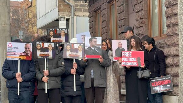 Նարեկ Սամսոնյանի և Վազգեն Սաղաթելյանի կողմնակիցները ակցիա են անում ԵՄ գրասենյակի մոտ - Sputnik Արմենիա