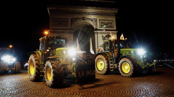 Фермеры едут на тракторах по Елисейским полям в Париже, протестуя против торгового соглашения Меркосур - Sputnik Армения