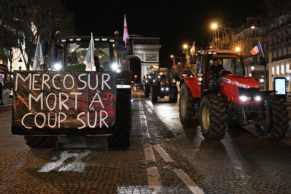 Фермеры едут на тракторах по Елисейским полям, протестуя против торгового соглашения Меркосур - Sputnik Армения