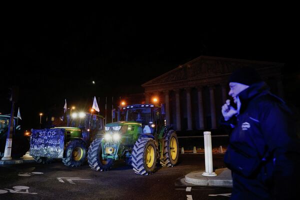 Тракторы выстроились перед зданием Национального собрания - Sputnik Армения