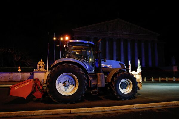 Трактор стоит перед зданием Национального собрания - Sputnik Армения