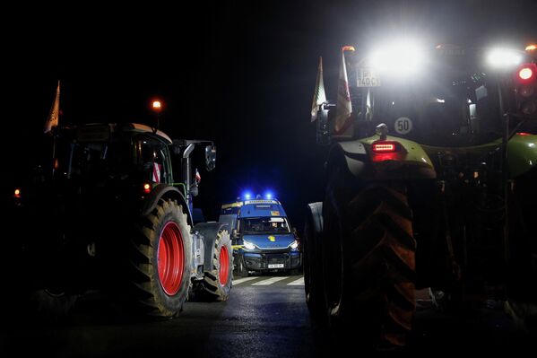 Автомобиль французской Национальной жандармерии стоит перед зданием Национального собрания - Sputnik Армения