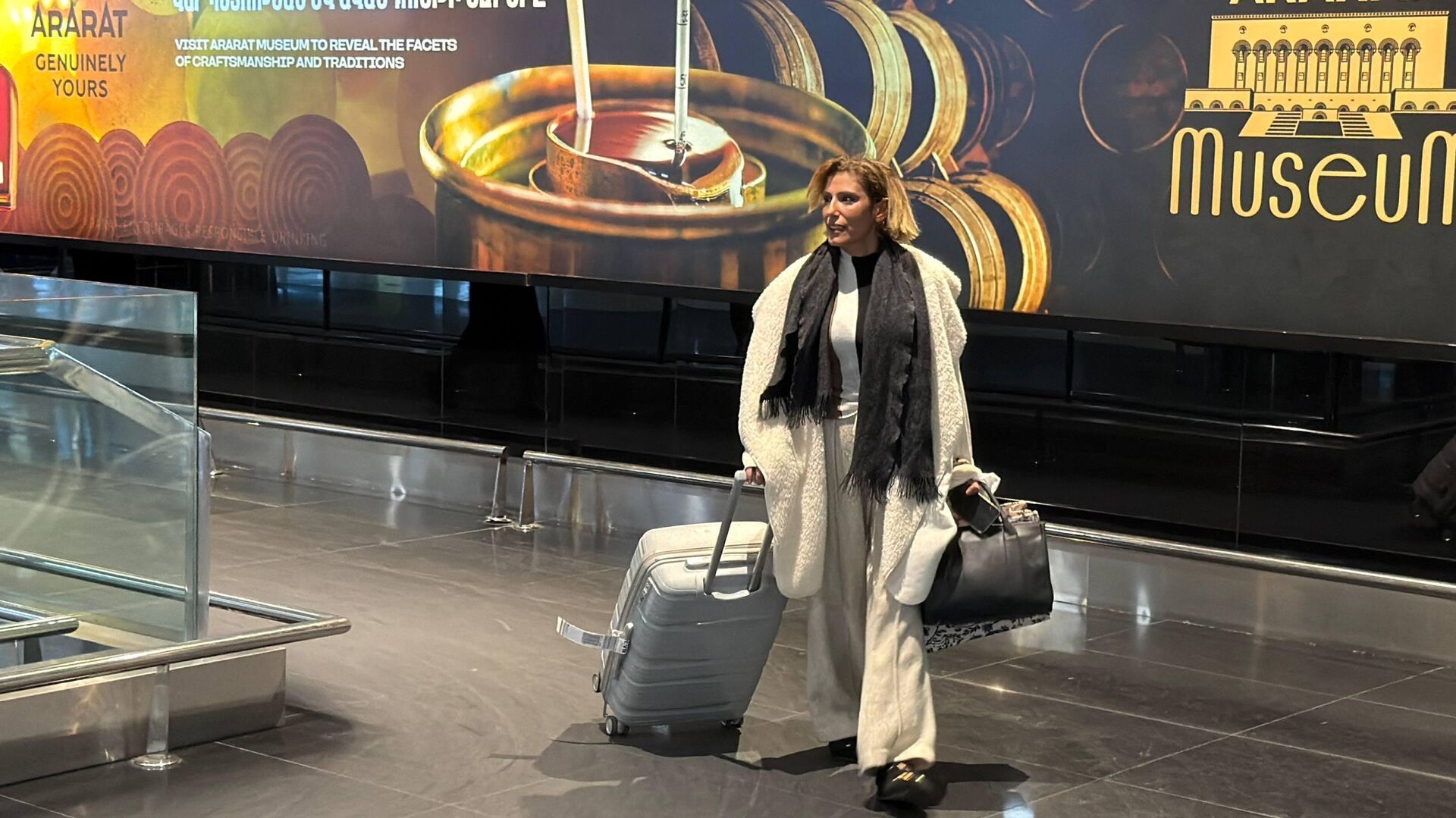 Линда Эулджекджян в аэропорту Звартноц (15 января 2026). Еревaн - Sputnik Армения, 1920, 15.01.2026