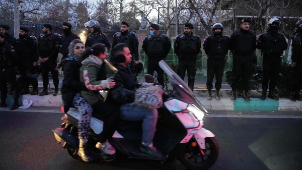 Полицейские охраняют британское посольство во время протеста в Тегеране, Иран - Sputnik Армения