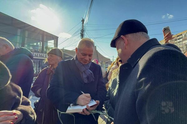 Презентация книги Судьба по имени Грибоедов у памятника писателю и дипломату в день его рождения (15 января 2026). Еревaн - Sputnik Армения