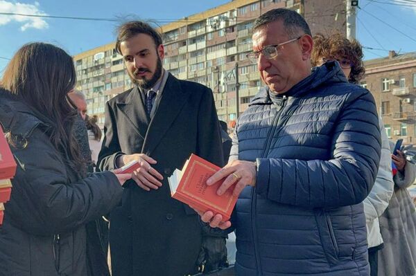 Презентация книги Судьба по имени Грибоедов у памятника писателю и дипломату в день его рождения (15 января 2026). Еревaн - Sputnik Армения