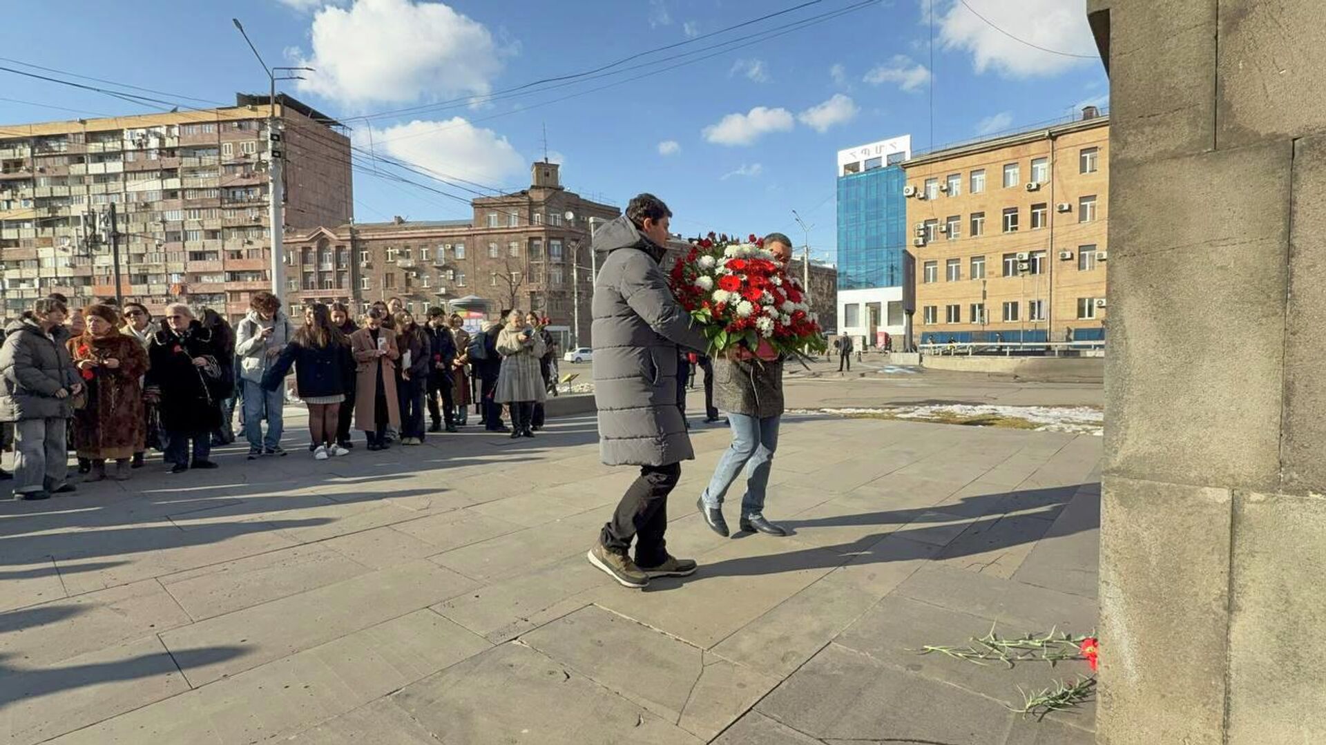 Презентация книги Судьба по имени Грибоедов у памятника писателю и дипломату в день его рождения (15 января 2026). Еревaн - Sputnik Армения, 1920, 15.01.2026