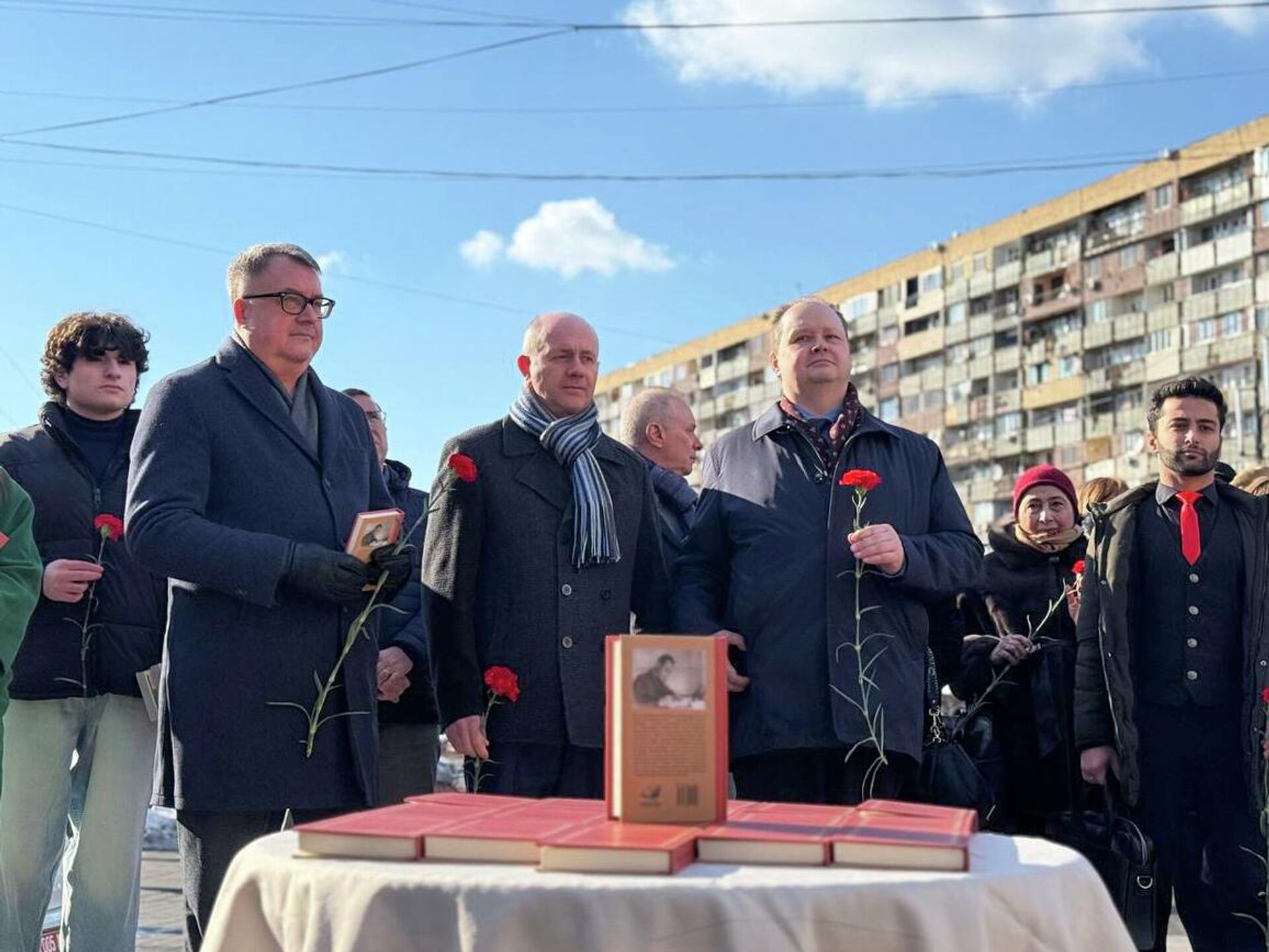 Презентация книги Судьба по имени Грибоедов у памятника писателю и дипломату в день его рождения (15 января 2026). Еревaн - Sputnik Армения, 1920, 15.01.2026