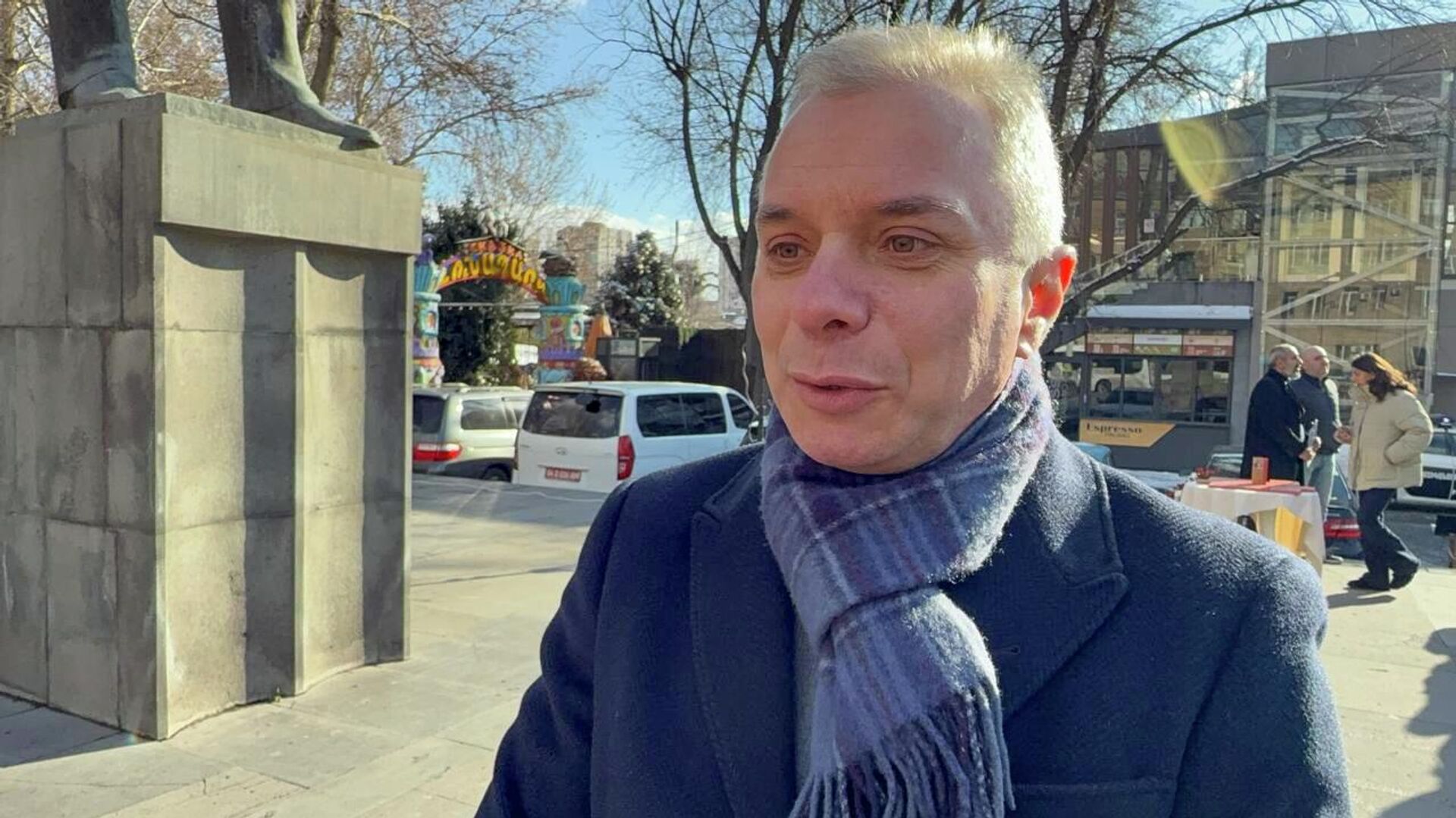 Презентация книги Судьба по имени Грибоедов у памятника писателю и дипломату в день его рождения (15 января 2026). Еревaн - Sputnik Արմենիա, 1920, 15.01.2026