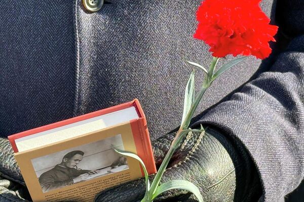 Презентация книги Судьба по имени Грибоедов у памятника писателю и дипломату в день его рождения (15 января 2026). Еревaн - Sputnik Армения