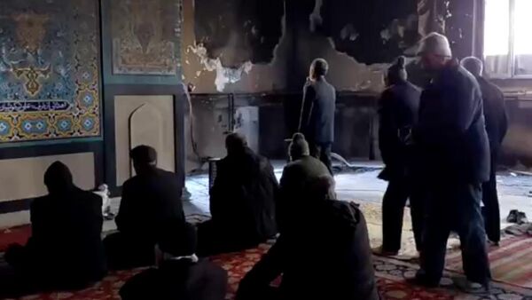 Жители района Эсфарайн, что находится на севере иранской провинции Хорасан, совершили молитву в мечети, сожженной протестующими - Sputnik Армения