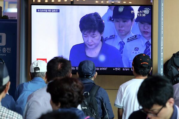 Սեուլի երկաթուղային կայարանում մարդիկ դիտում են երկրի նախկին նախագահ Պակ Կըն Հեի դատավարության մասին լուրերի թողարկումը, 2019թ. օգոստոսի 29 - Sputnik Արմենիա