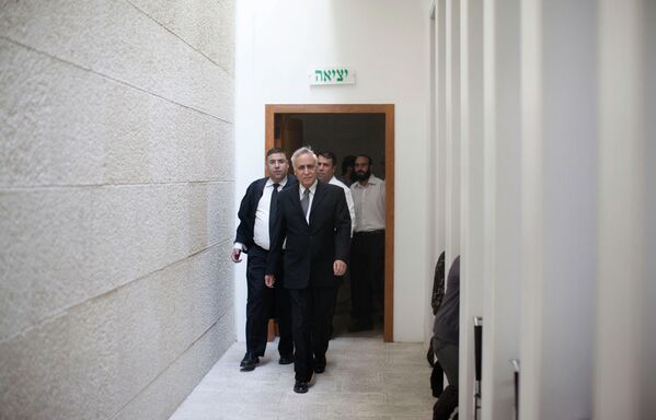 Իսրայելի նախկին նախագահ Մոշե Կացավը մտնում է Գերագույն դատարանի դահլիճ, Երուսաղեմ, 2011թ․նոյեմբերի 10 - Sputnik Արմենիա