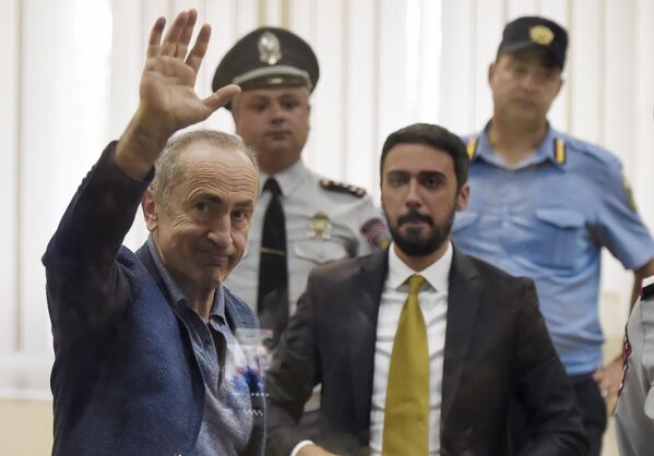 ՀՀ նախկին նախագահ Ռոբերտ Քոչարյանը Երևանի ընդհանուր իրավասության դատարանի շենքում սպասում է խափանման միջոցի որոշմանը, 2019թ․հոկտեմբերի 17 - Sputnik Արմենիա