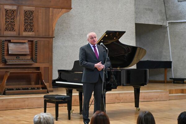 Посол России Сергей Копыркин во время церемонии награждения победителей и участников XVI Национального конкурса Лучший учитель русского языка— 2025 (16 января 2026). Еревaн - Sputnik Армения