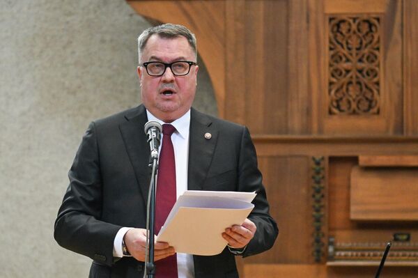 Руководитель представительства Россотрудничества в Армении Вадим Фефилов во время церемонии награждения победителей и участников XVI Национального конкурса Лучший учитель русского языка— 2025 (16 января 2026). Еревaн - Sputnik Армения