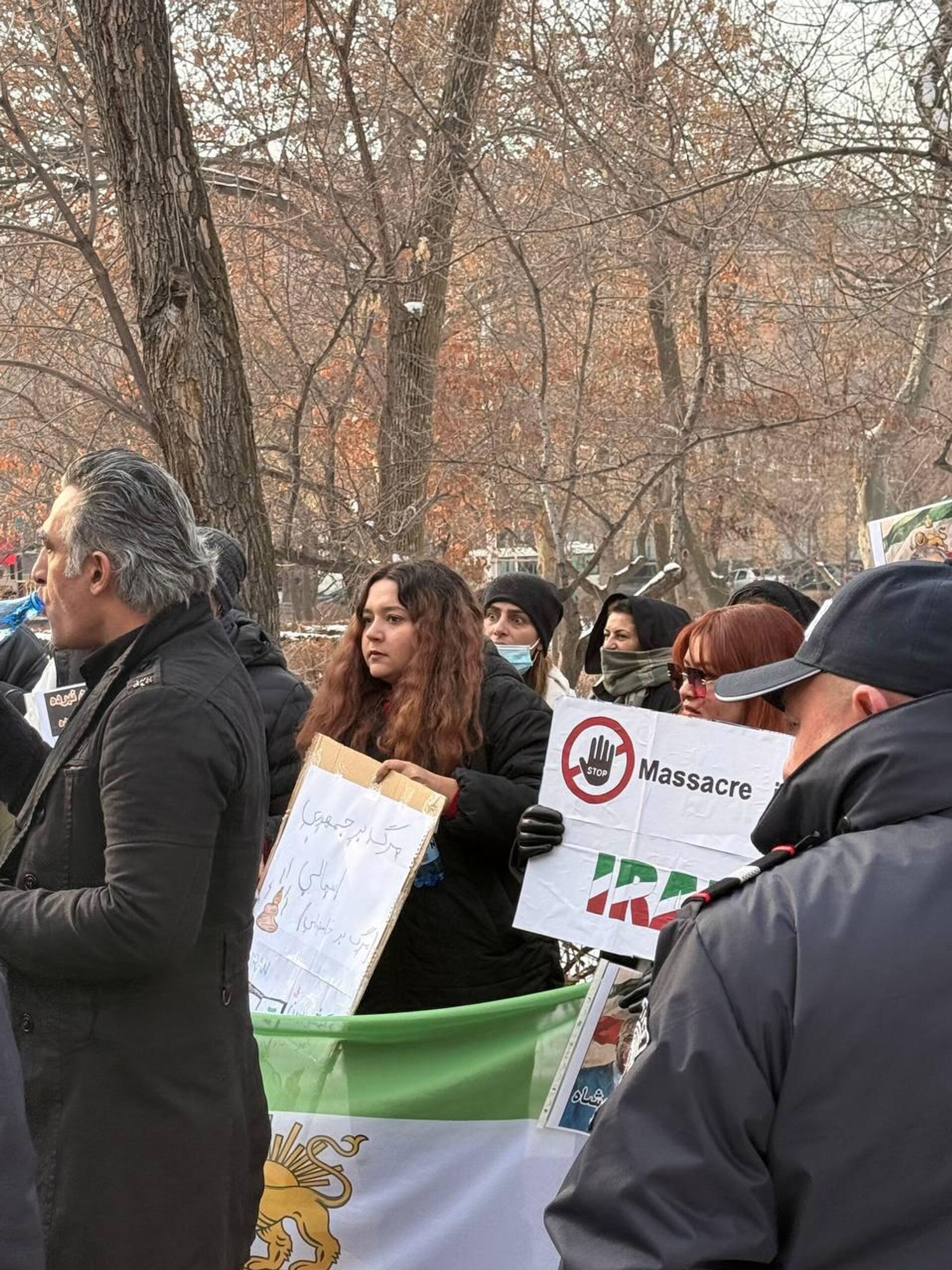 Акция протеста иранцев перед зданием посольства Ирана в Армении (17 января 2026). Еревaн - Sputnik Արմենիա, 1920, 17.01.2026