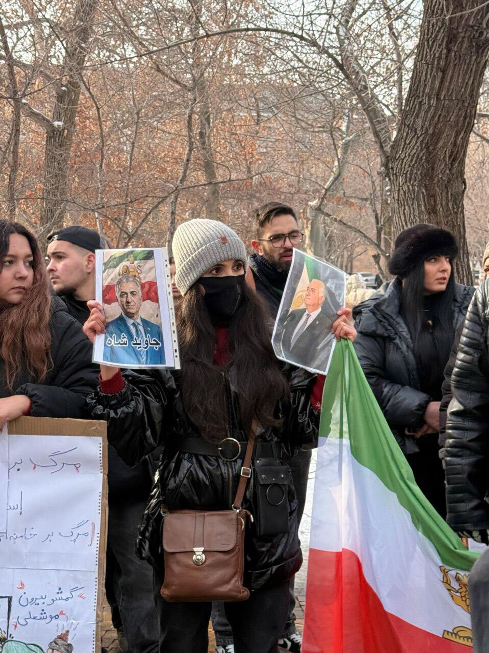 Акция протеста иранцев перед зданием посольства Ирана в Армении (17 января 2026). Еревaн - Sputnik Армения, 1920, 17.01.2026