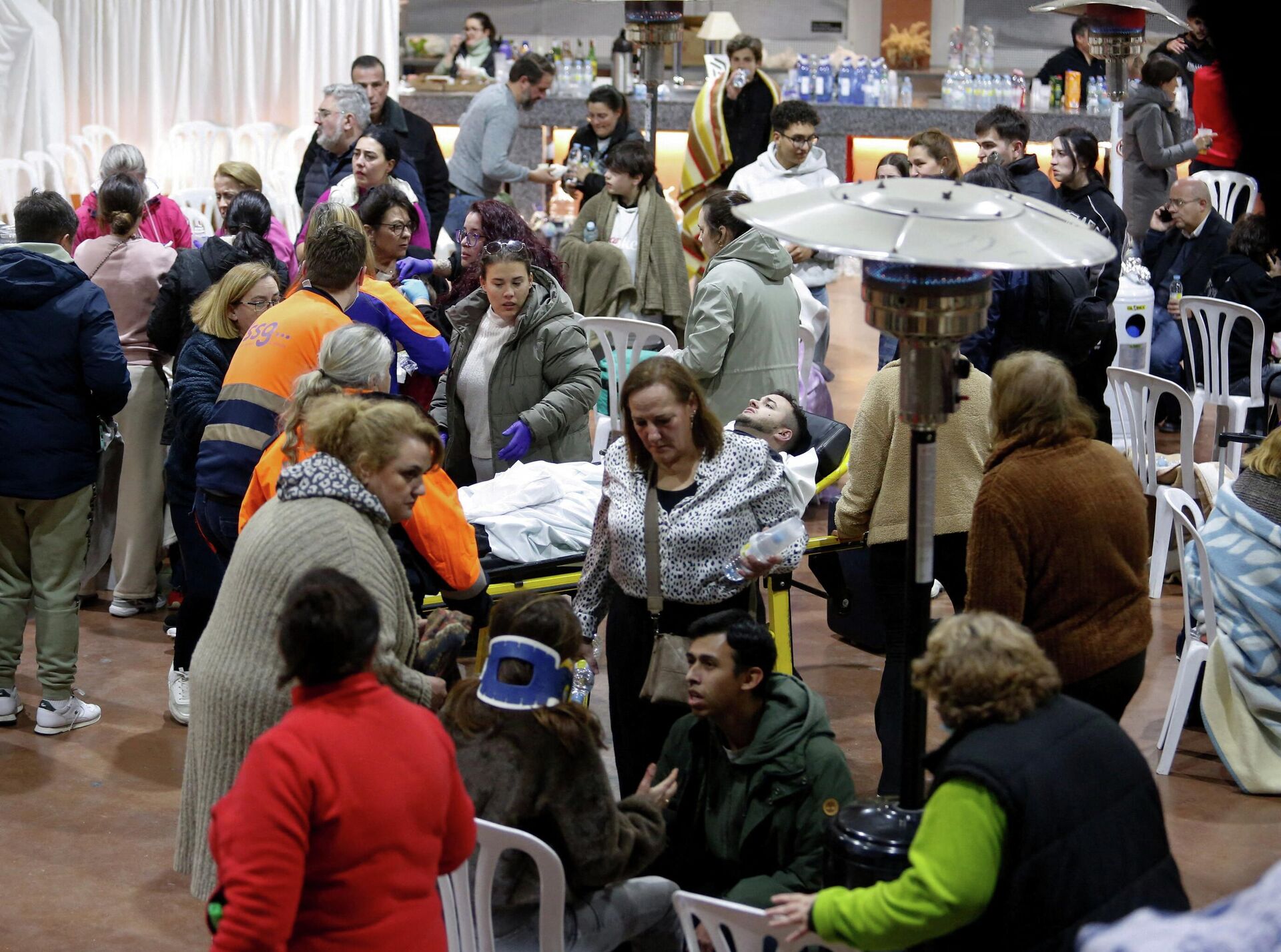 Пострадавших после того, как скоростной поезд сошел с рельсов и столкнулся с приближающимся поездом недалеко от Кордобы, доставляют в муниципальную больницу Касета в городе Адамуз (19 января 2026). Испания - Sputnik Армения, 1920, 19.01.2026