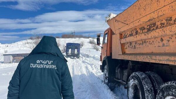 Փրկարարները երեք օրում արգելափակումից դուրս են բերել մոտ 130 ավտոմեքենա - Sputnik Արմենիա