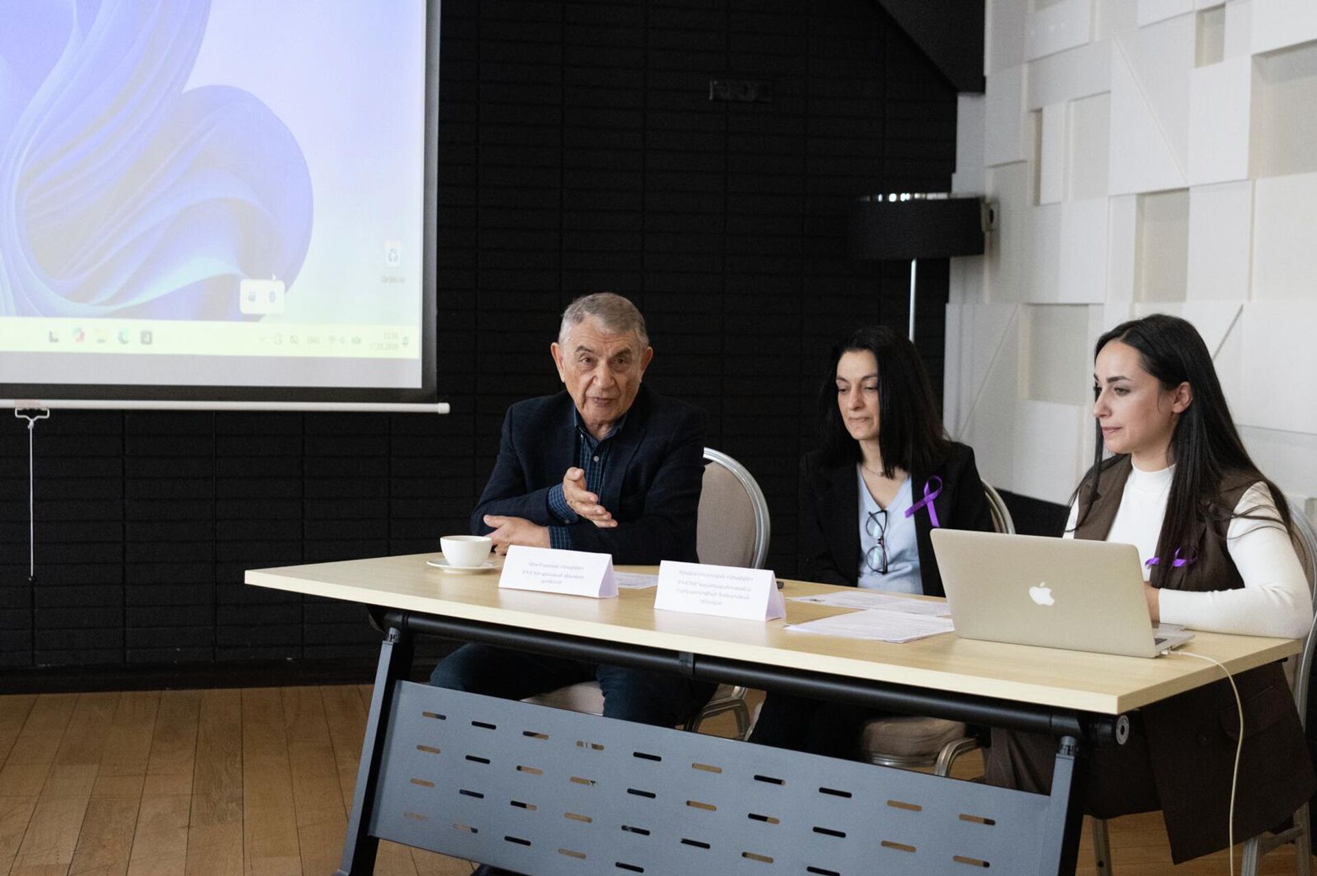 Директор медицинского комплекса Арабкир Ара Баблоян и заведующая отделением детской неврологии и эпилептологии медицинского комплекса Арабкир Биайна Сухудян - Sputnik Արմենիա, 1920, 19.01.2026