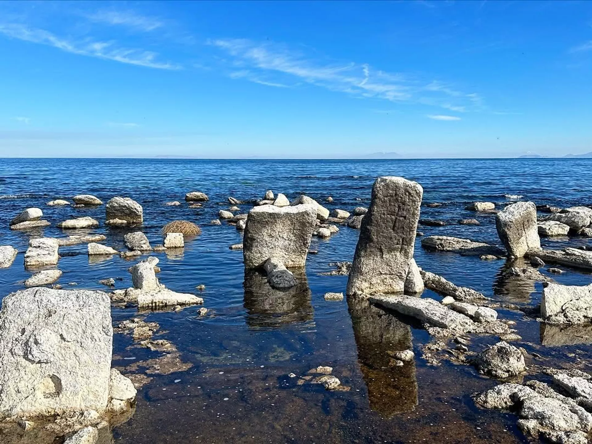 Обнаруженные под озером Ван хачкары - Sputnik Արմենիա, 1920, 20.01.2026