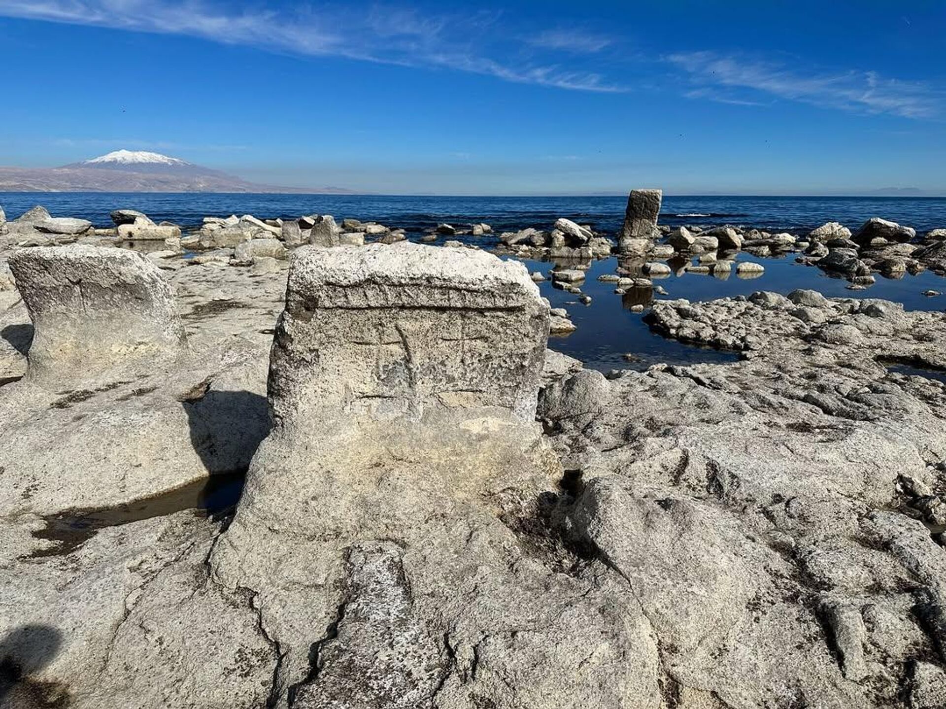 Обнаруженные под озером Ван хачкары - Sputnik Армения, 1920, 19.01.2026